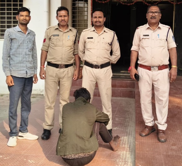 चैतन्य वेयर हाउस से सरकारी मूंग की 70 कट्टी चुराने वाला एक आरोपी गिरफ्तार, अन्य की तलाश जारी, ट्रक सहित 30 कट्टी मूंग बरामद