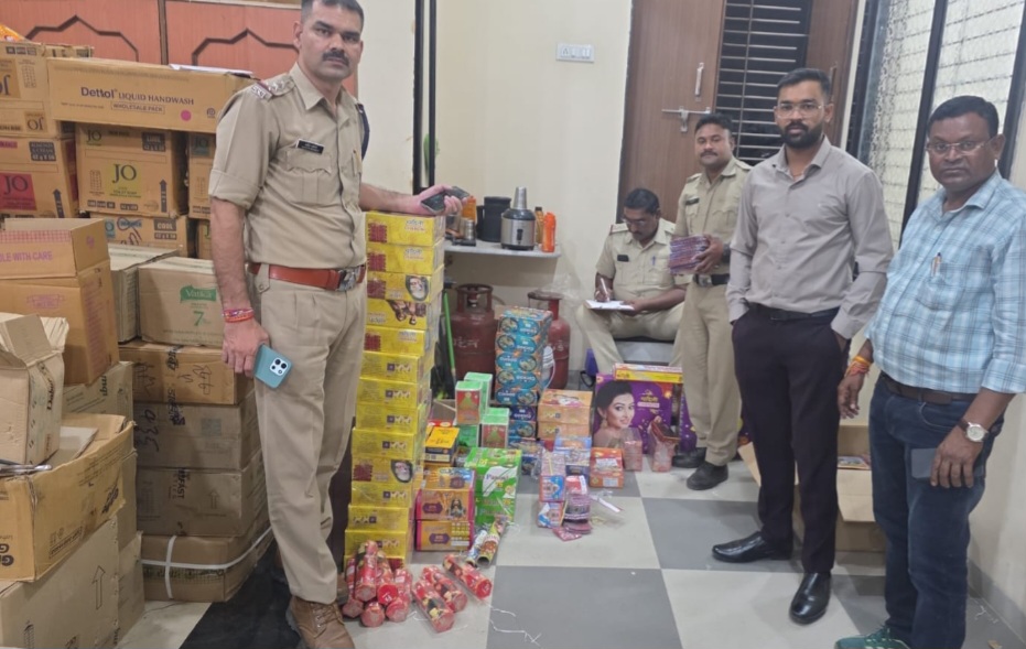 दीपावाली के मद्देनजर पुलिस-प्रशासन की संयुक्त कार्रवाई, घनी आबादी में पटाखों का अवैध भंडारण पकड़ा, दुकान संचालक के विरुद्ध प्रकरण दर्ज, पटाखे जप्त