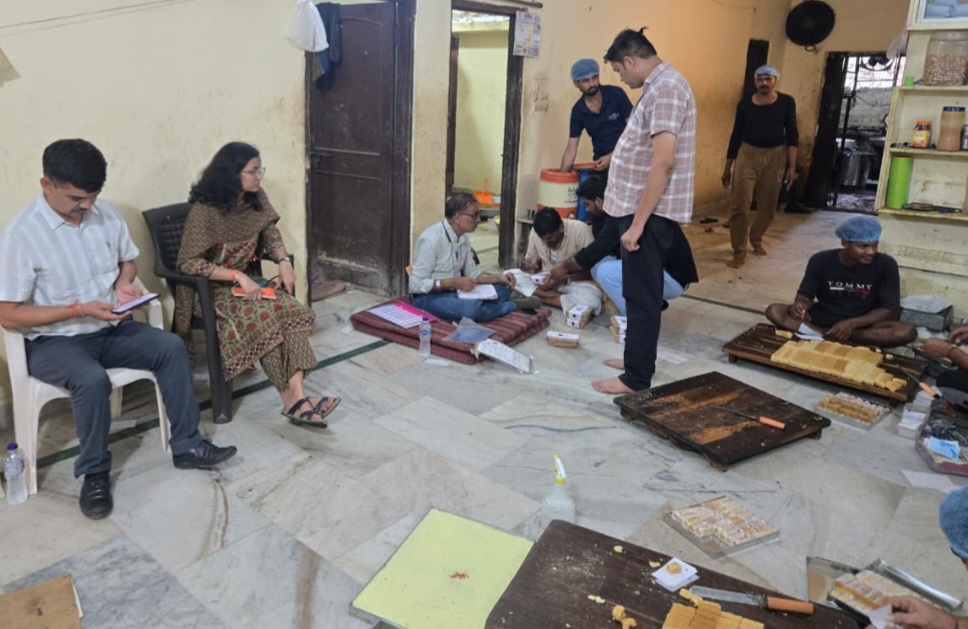 बिना लाइसेंस संचालित राजस्थान मिष्ठान भंडार के कारखाने का निरीक्षण, मावा-मिठाई के नमूने लिए, दीपावली के मद्देनजर खाद्य प्रतिष्ठानों की जांच जारी, एफएसएसएआई अधिनियम के तहत कार्रवाई के लिए प्रकरण वरिष्ठ कार्यालय को भेजा