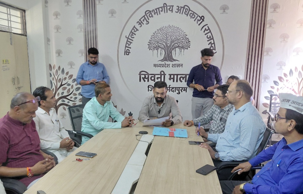 स्टैंडिंग कमेटी की बैठक में मतदान केंद्रों के युक्तियुक्तकरण पर हुई चर्चा, 33 मतदान केंद्रों के भवन परिवर्तन सहित विभिन्न प्रस्तावों पर सदस्यों ने दिए सुझाव, सर्वसम्मति से प्रस्ताव पारित
