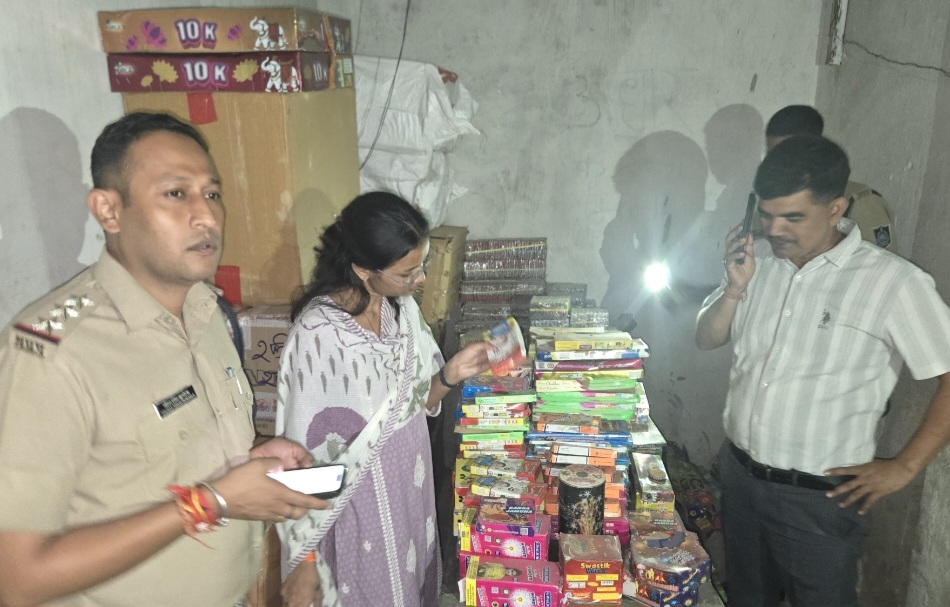 20 कार्टून अवैध पटाखे जप्त, लापरवाहीपूर्वक किया था भंडारण, केस दर्ज