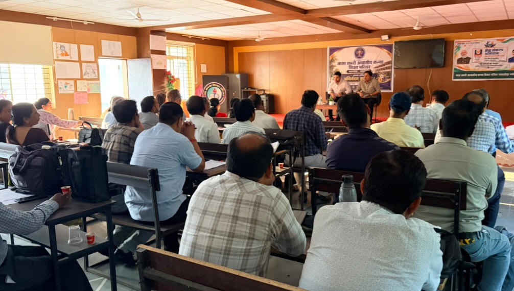 शिक्षा समीक्षा बैठक में शैक्षणिक गुणवत्ता सुधारने पर जोर, कमजोर विद्यार्थियों के लिए अतिरिक्त कक्षाएं संचालित करने के निर्देश, जेईई और नीट की तैयारी के लिए अलग से कक्षाएं लगाने तथा छात्रवृत्ति, साइकिल एवं पाठ्यपुस्तक वितरण की समीक्षा की गई
