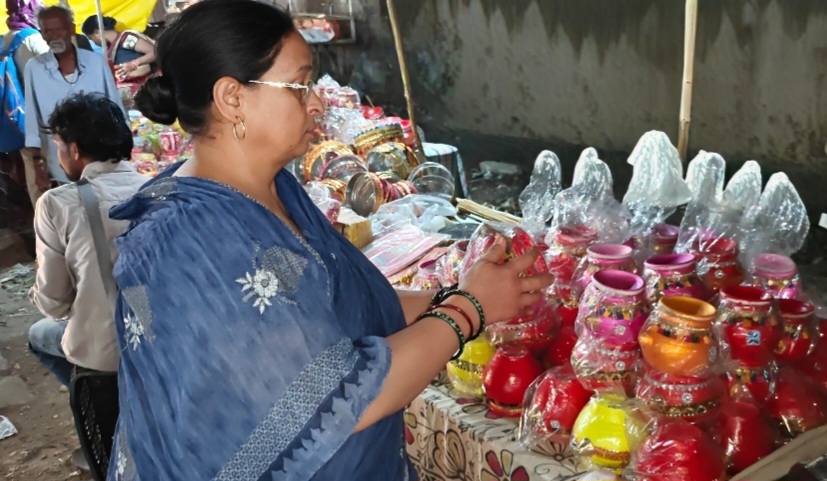 नर्मदापुरम में करवाचौथ की धूम, बाजारों में खरीदारी के लिए उमड़ी महिलाएं