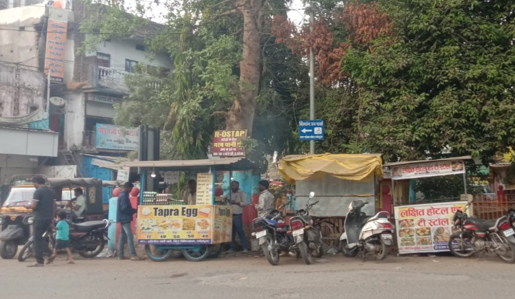 जिला चिकित्सालय के मुख्य गेट के सामने अतिक्रमण से यातायात बाधित