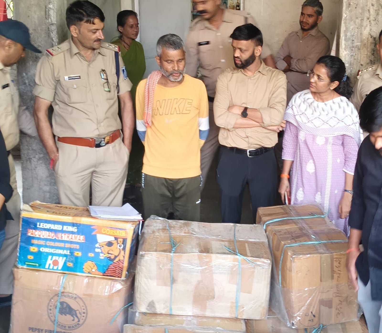 आवासीय क्षेत्र में अवैध रूप से रखी पटाखों की 8 पेटियां जब्त